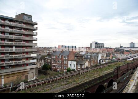 Terrazze vittoriane abitazioni a schiera Hammersmith Skyline Godolphin e Latymer School, Iffey Road, Londra W6 Foto Stock