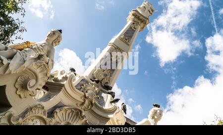 TRIER (GERMANIA) - 13 settembre 2019 - il Sankt Georgsbrunnen (in breve: Georgsbrunnen) è una fontana nel distretto di Gartenfeld di Treviri. È considerato o Foto Stock