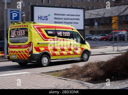 Helsinki, Finlandia - 4 aprile 2020: Un'ambulanza che arriva ad alta velocità nell'area dell'ospedale Meilahti durante l'epidemia pandemica del covid-19. Foto Stock