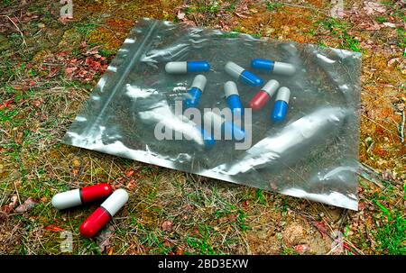 Pillole, prescrizione, pillole in un sacchetto di plastica. Contenuto medico. Droga e traffico di droga. Anfetamina estasica. rendering 3d Foto Stock