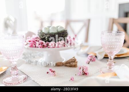 Primo piano di ciliegi fioriti pasqua pranzo tablescape Foto Stock