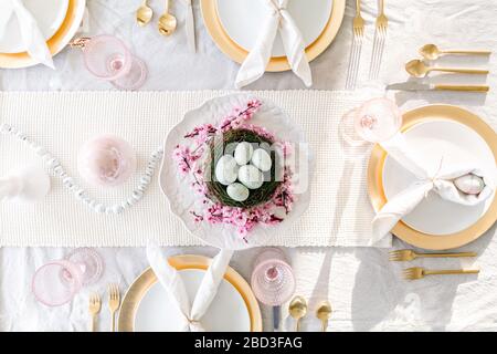 scatto sopra l'alto di pasqua tablescape con fiori di ciliegio Foto Stock