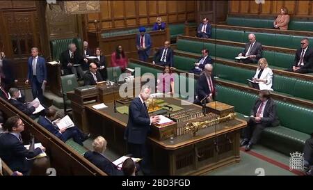 File screengrab datato 25/03/20 del Segretario di Stato per la Scozia Alister Jack alla cassa di spedizione durante le interrogazioni scozzesi alla Camera dei Comuni, si è levato davanti al primo Ministro Boris Johnson e al Segretario della Sanità Matt Hancock. Il sig. Jack ha annunciato di aver sviluppato sintomi lievi associati al coronavirus e di essere autoisolato, che ha seguito gli annunci di venerdì che sia il primo ministro che il segretario alla sanità hanno dato risultati positivi. Foto Stock