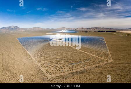 Un massiccio array solare alla stazione di generazione di Ivanpah nel d Foto Stock