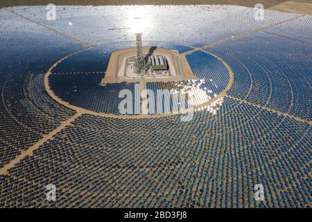 Un massiccio array solare alla stazione di generazione di Ivanpah nel d Foto Stock