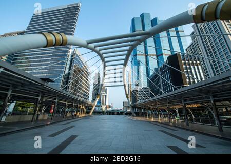 ponte alla stazione di Chong Nonsi nell'area del CBD di Bangkok Foto Stock