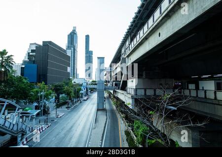 Strada vuota alla stazione di Chong Nonsi nell'area del CBD di Bangkok Foto Stock