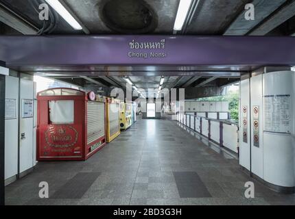 Stazione dello skytrain BTS vuota a Chong Nonsi - Bangkok Foto Stock