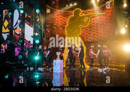 MOSCA - DICEMBRE 23 2019: Evento esports di un gioco Counter Strike. Due squadre professionali di giocatori csgo si stringono le mani prima del gioco del torneo. Foto Stock