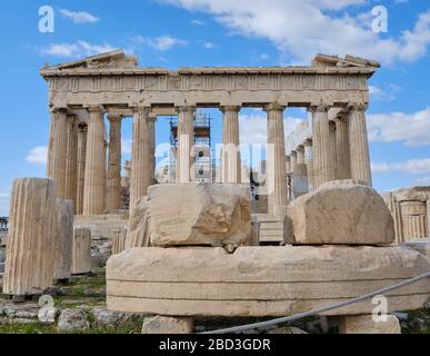 Partenone. Tempio emblematico restaurato in un sito archeologico con colonne doriche costruito nel 447 a.. C.. Foto Stock