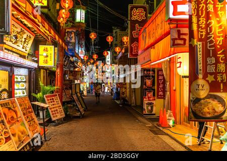 Yokohama, Giappone, 2019 agosto – vista a Nigh della Chinatown di Yokohama con molti ristoranti cinesi allineati lungo la strada e tipiche lanterne rosse Foto Stock