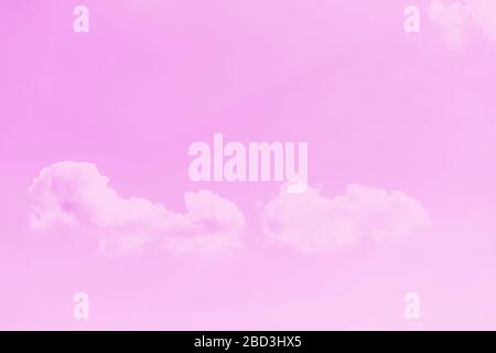 Piccole nuvole come un'ala su sfondo cielo rosa chiaro Foto Stock