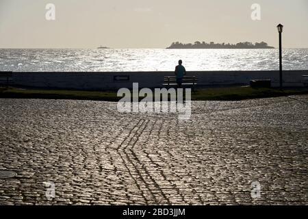 Silhouette contro il tramonto sul fiume dalla Colonia del Sacramento, Uruguay. Foto Stock