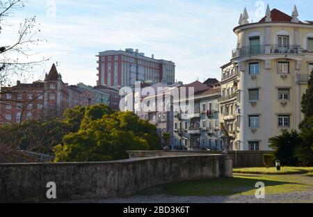 Viste sul quartiere di Amoreiras nel centro di Lisbona (Portogallo), attualmente in fase di crisi di gentrificazione guidata dalla speculazione immobiliare Foto Stock