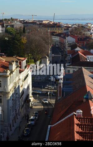 Viste sul quartiere di Amoreiras nel centro di Lisbona (Portogallo), attualmente in fase di crisi di gentrificazione guidata dalla speculazione immobiliare Foto Stock