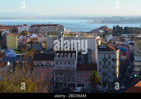 Viste sul quartiere di Amoreiras nel centro di Lisbona (Portogallo), attualmente in fase di crisi di gentrificazione guidata dalla speculazione immobiliare Foto Stock