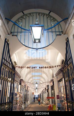 Decorazioni natalizie Negozi Shopping Arcade Royal Opera Arcade, St James's, Londra SW1Y 4UY progettato da John Nash Royal Opera House Foto Stock