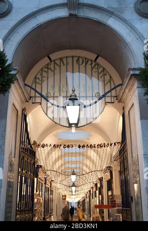 Decorazioni natalizie Negozi Shopping Arcade Royal Opera Arcade, St James's, Londra SW1Y 4UY progettato da John Nash Royal Opera House Foto Stock