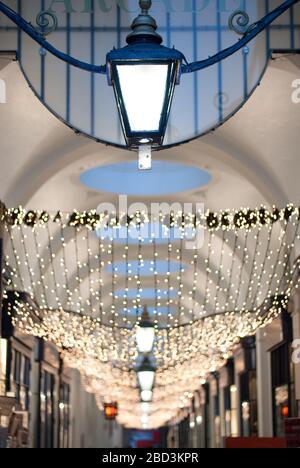 Decorazioni natalizie Negozi Shopping Arcade Royal Opera Arcade, St James's, Londra SW1Y 4UY progettato da John Nash Royal Opera House Foto Stock