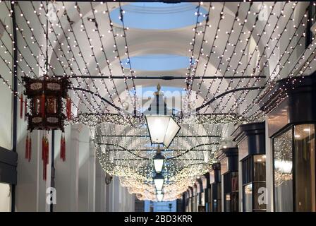 Decorazioni natalizie Negozi Shopping Arcade Royal Opera Arcade, St James's, Londra SW1Y 4UY progettato da John Nash Royal Opera House Foto Stock