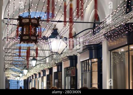 Decorazioni natalizie Negozi Shopping Arcade Royal Opera Arcade, St James's, Londra SW1Y 4UY progettato da John Nash Royal Opera House Foto Stock