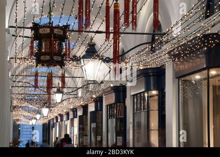 Decorazioni natalizie Negozi Shopping Arcade Royal Opera Arcade, St James's, Londra SW1Y 4UY progettato da John Nash Royal Opera House Foto Stock