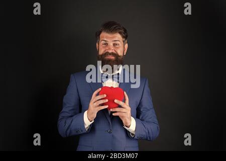 Dovreste provarlo. Uomo d'affari con cravatta di prua. Problemi con il cuore. Saluto romantico. Felice giorno valentines. Tuxedo uomo cuore rosso. Data d'amore. Barba di ippopotami matura in abito formale. Problemi con il cuore. Foto Stock