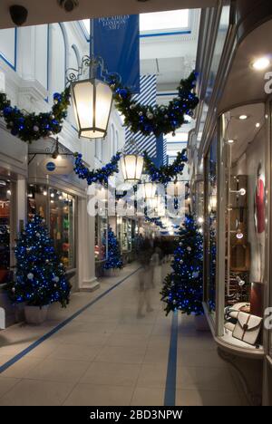 Decorazioni natalizie Negozi Shopping Arcade Princes Arcade, 36-40 Jermyn St, St. James's, Londra SW1Y 6DT Foto Stock