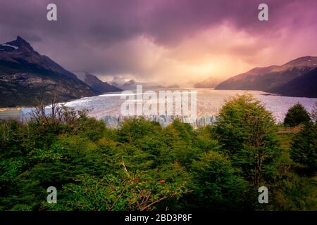 Tramonto nel ghiacciaio Perito Moreno in Patagonia Argentina città di El Calafate Foto Stock