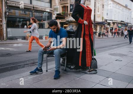 ISTANBUL TURCHIA - Agosto 2019: Metropolitana . Commercio di strada a Istanbul. Vecchie strade e venditore. Foto Stock