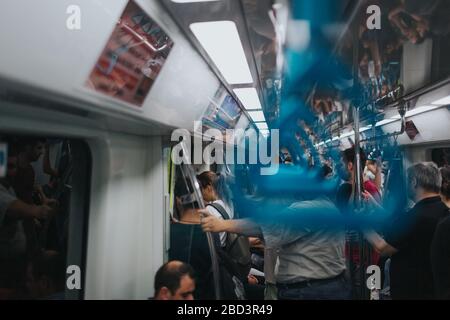 ISTANBUL TURCHIA - Agosto 2019: Metro Handrail close-up Foto Stock