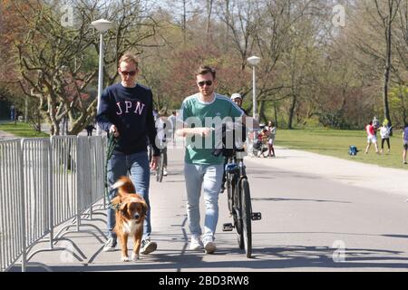 I residenti si godono durante una giornata di sole al Vondelpark il 5 aprile 2020 ad Amsterdam, Paesi Bassi. Residenti locali residenti in contrasto con la dover olandese Foto Stock