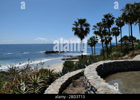 Splendidi giardini sopra la costa dell'Oceano Pacifico in una giornata primaverile o estiva Foto Stock