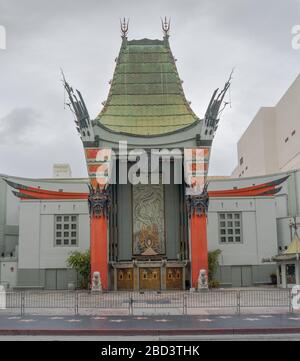 Non ci sono turisti che camminano di fronte al famoso Teatro Cinese di Hollywood lungo la Walk of Fame di Hollywood Boulevard durante la campagna di diving sociale Covid19 del 2020 aprile in città. E' normalmente pieno di viaggiatori da tutto il mondo che vengono a vedere la mano e le impronte delle celebrità poste in cemento davanti al famoso punto di riferimento. Foto Stock