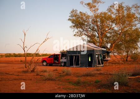 Esplorare l'Outback Australia. Campeggio nel Parco Nazionale di Sturt. Foto Stock