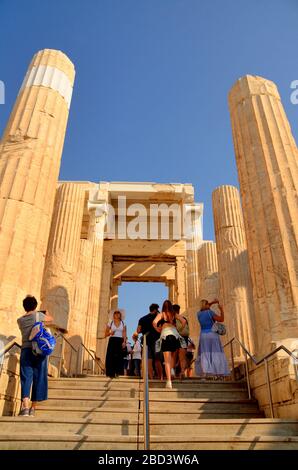 Rovine della Propylaia (Propylaea) - l'ingresso al Partenone sull'acropoli, Atene, Grecia Foto Stock