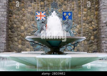 Crest & Fountain, Confederation Garden Court, Victoria, Vancouver Island, British Columbia, Canada, Nord America Foto Stock