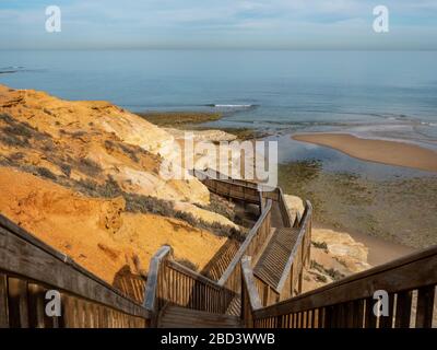 Le iconiche scale a Southport Port Noarlunga e la foce del fiume Onkaparinga il 30 marzo 2020 in South Australia Foto Stock