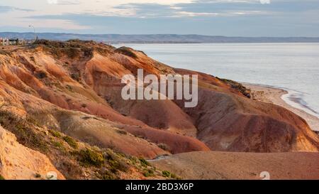 Le bellissime formazioni rocciose a Seaford Beach in South Australia il 16 marzo 2020 Foto Stock