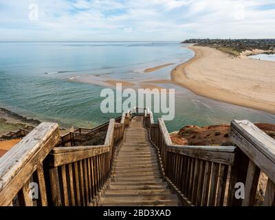 Le iconiche scale a Southport Port Noarlunga e la foce del fiume Onkaparinga il 30 marzo 2020 in South Australia Foto Stock