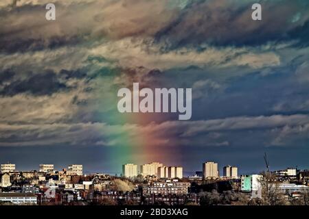 Glasgow, Scotland, UK, 6 aprile 2020: UK Weather Sunny Spring Day with heavy April showers fornisce un arcobaleno sopra il chasetherainbow del centro della città Foto Stock