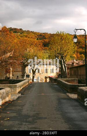 Strade strette del villaggio storico di Alet-les-Bains, Francia Foto Stock