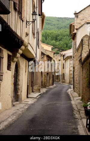 Strade strette del villaggio storico di Alet-les-Bains, Francia Foto Stock