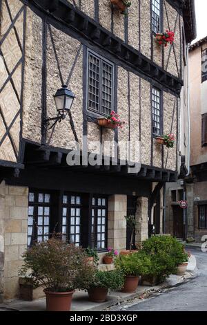 Strade strette del villaggio storico di Alet-les-Bains, Francia Foto Stock