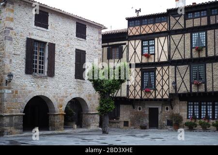 Strade strette del villaggio storico di Alet-les-Bains, Francia Foto Stock