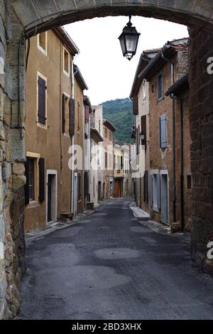 Strade strette del villaggio storico di Alet-les-Bains, Francia Foto Stock