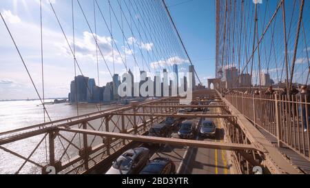 Auto che percorrano il ponte di Brooklyn da Manhattan a Brooklyn - NEW YORK CITY, USA - 2 APRILE 2017