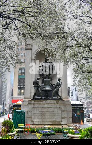 New York City - 29 marzo 2020: Memoriale di James Gordon Bennett, il fondatore, redattore ed editore del New York Herald e una figura importante nel hist Foto Stock