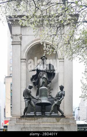 New York City - 29 marzo 2020: Memoriale di James Gordon Bennett, il fondatore, redattore ed editore del New York Herald e una figura importante nel hist Foto Stock