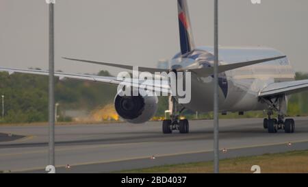 Dreamliner tassare dopo l'atterraggio Foto Stock